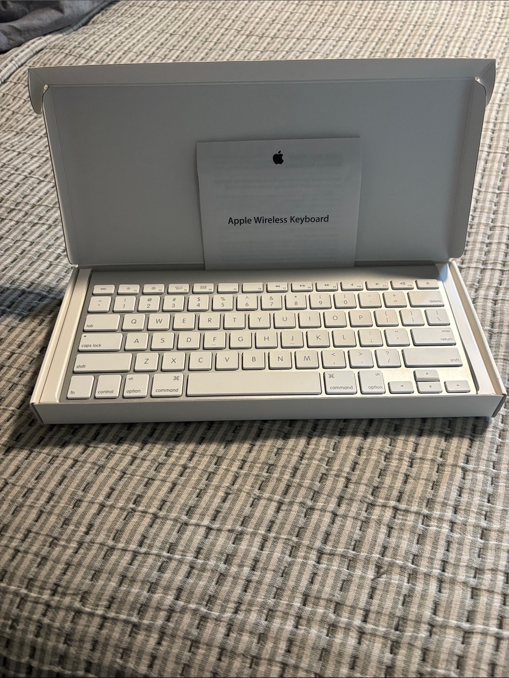 Apple Wireless Keyboard in White and Silver - new with box